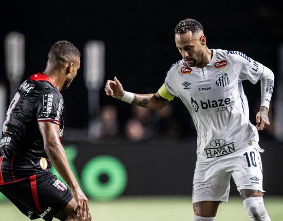 O retorno de Neymar ao futebol brasileiro, vestindo a camisa 10 do Santos FC, foi destacada pela imprensa europeia (Foto: Raul Baretta/Santos FC)