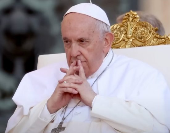 O Papa Francisco, de 88 anos, apresentou leve melhora na quinta-feira (20) (Foto: Reprodução TV)