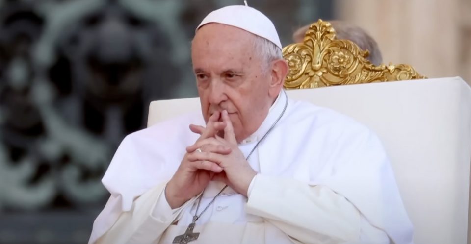 O Papa Francisco, de 88 anos, apresentou leve melhora na quinta-feira (20) (Foto: Reprodução TV)