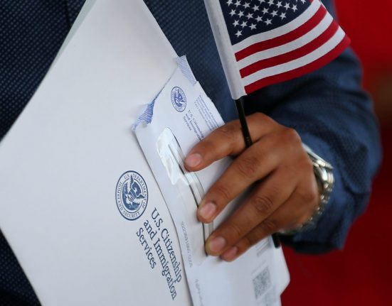 Os imigrantes não devem pagar por formulários de solicitação, que são gratuitos e podem ser baixados online no site do USCIS. Autoridades também alertam para não assinar nenhum documento em branco ou incompleto (Foto: Mike Blake/Reuters)