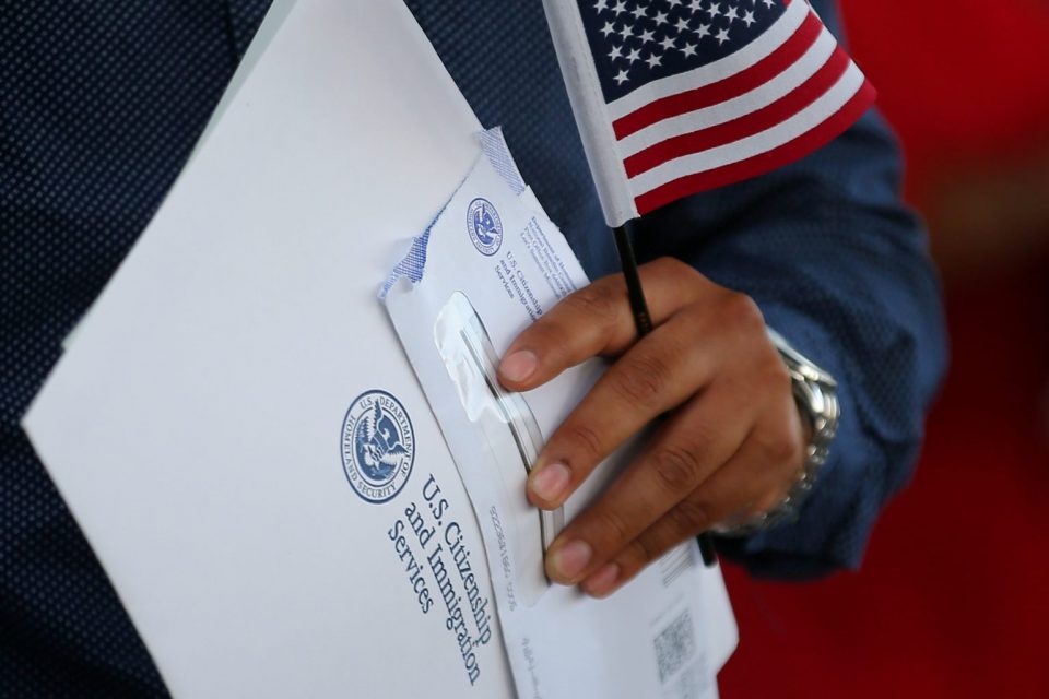 Os imigrantes não devem pagar por formulários de solicitação, que são gratuitos e podem ser baixados online no site do USCIS. Autoridades também alertam para não assinar nenhum documento em branco ou incompleto (Foto: Mike Blake/Reuters)