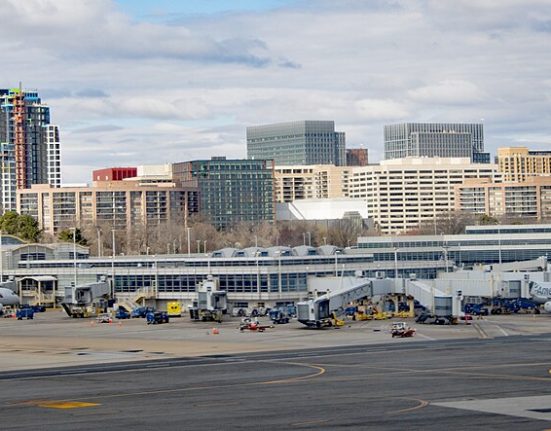 Menos de 10% dos aeroportos do país têm controladores de voos em número suficiente para atender aos padrões (Foto: David/Wikimedia)