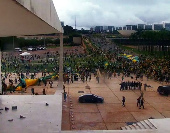 Em 8 de janeiro de 2023, apoiadores do ex-presidente Jair Bolsonaro invadiram e depredaram as sedes dos Três Poderes em Brasília (Foto: TV Brasil/wikimedia)