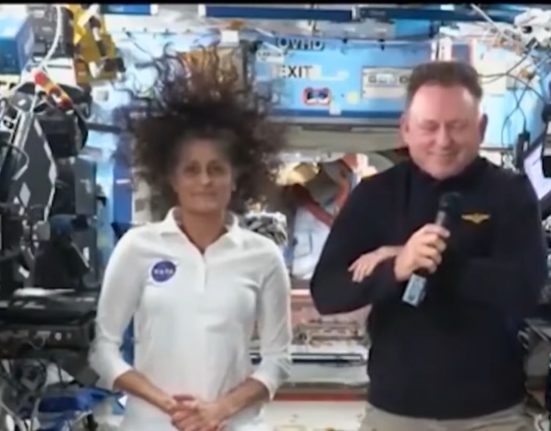 Barry Wilmore e Sunita Williams devem pousar por volta da 6 p.m desta terça, 18, na costa da Flórida (Reprodução TV)