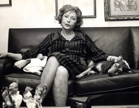 Clarice Lispector com seu cachorro Ulisses. Rio de Janeiro, 1976 (Foto: Coleção Lêdo Ivo/Instituto Moreira Salles)