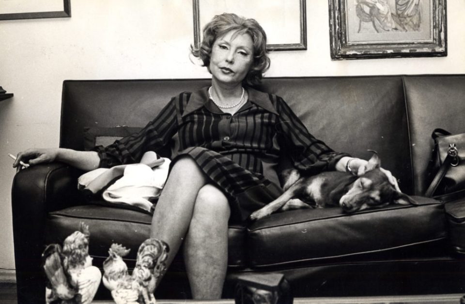 Clarice Lispector com seu cachorro Ulisses. Rio de Janeiro, 1976 (Foto: Coleção Lêdo Ivo/Instituto Moreira Salles)