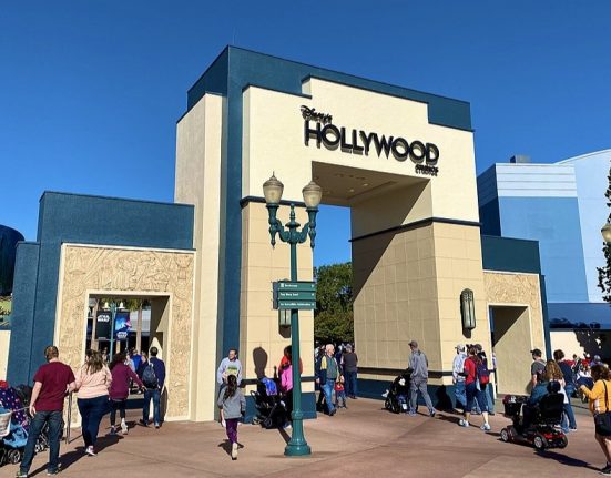 O caso aconteceu em março de 2023, quando o colaborador trabalhava em uma das lojas do Hollywood Studios (Foto: Jedi94/Wikimedia)