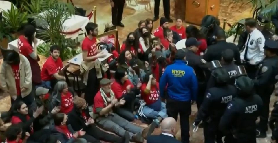 Cerca de 150 pessoas protestaram contra a prisão e detenção do estudante da Universidade de Columbia (Foto: Reprodução TV)