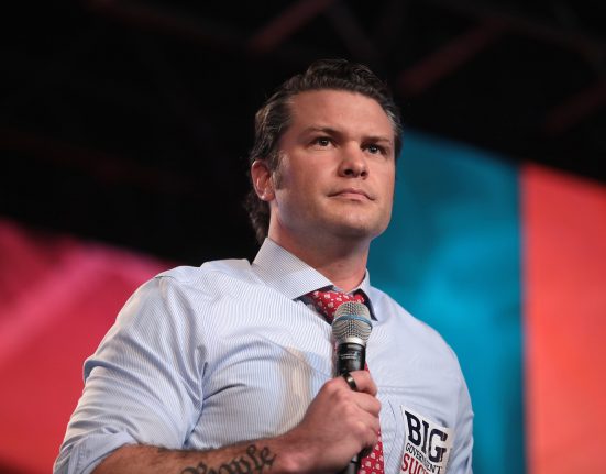 A Casa Branca confirmou que o secretário de Defesa, Pete Hegseth, divulgou planos de guerra no chat do aplicativo Signal (Foto: Gage Skidmore/Wikimedia)