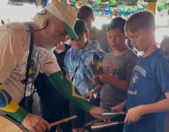 O músico Paulo Gualano ensinou os estudantes a tocar alguns dos instrumentos