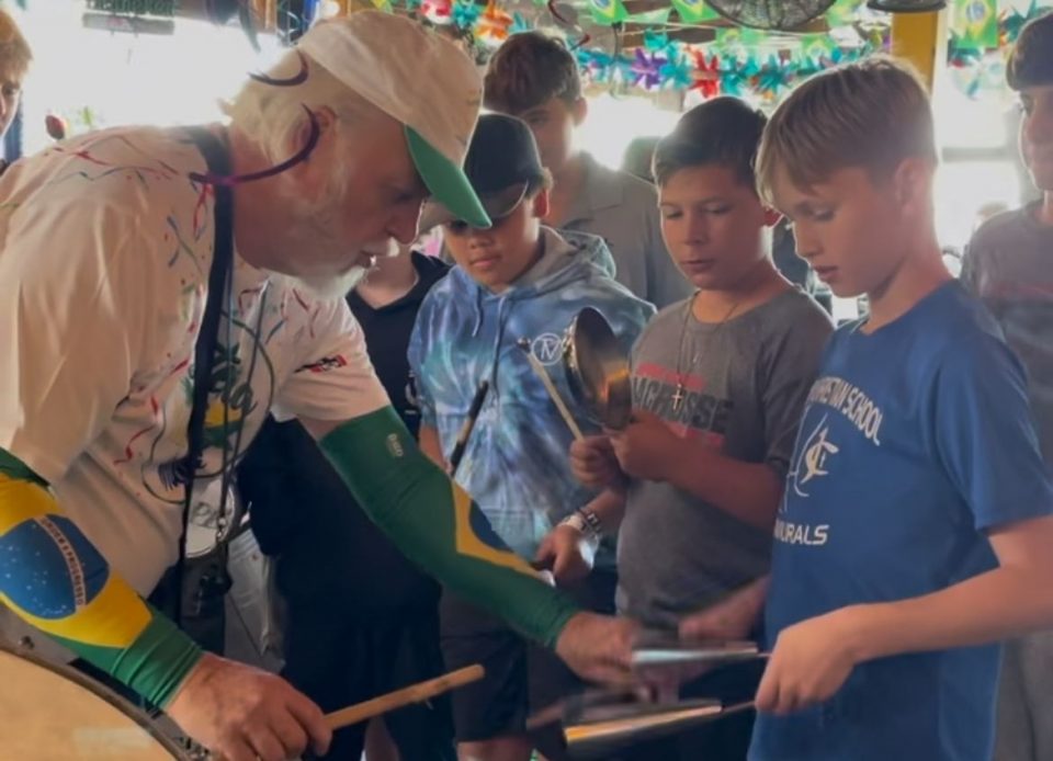 O músico Paulo Gualano ensinou os estudantes a tocar alguns dos instrumentos