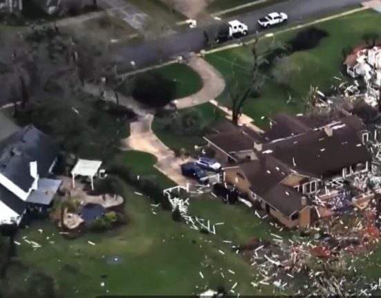 A tempestade provocou a destruição de casas em Lake Mary e Longwood (Reprodução TV)